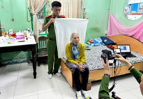 Công an TP Đà Nẵng giúp 2 cụ già gần 100 tuổi làm căn cước tại nhà