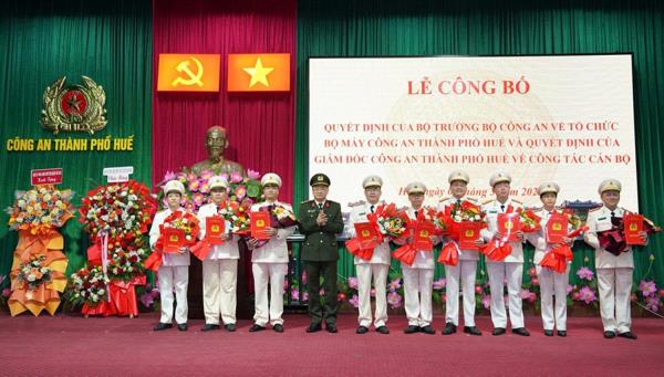 Công an TP Huế công bố các quyết định về tổ chức bộ máy và công tác cán bộ