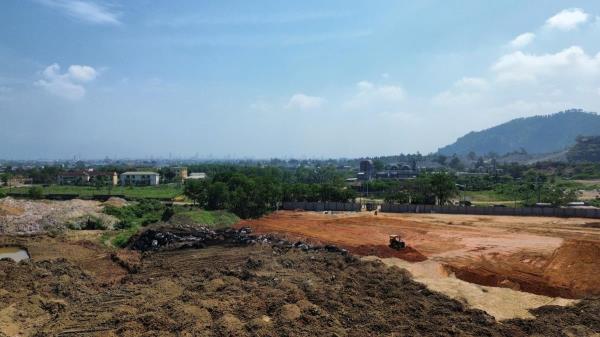 Hàng trăm tấn chất thải được dùng san lấp mặt bằng