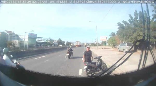 Yêng hùng chặn đầu, hôn môi xa xe buýt