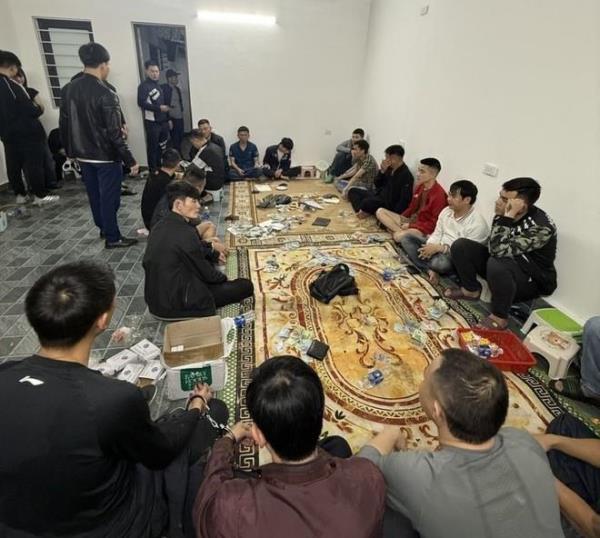 Đột kích sới bạc núp bóng quán karaoke, bắt giữ 28 đối tượng