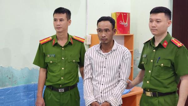 Vác rựa ra đường chặn xe, cướp điện thoại