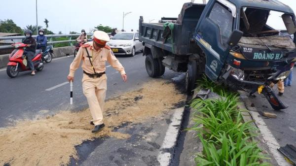 Tài xế mất lái, xe tải lao thẳng lên dải phân cách, húc gãy trụ đèn chiếu sáng