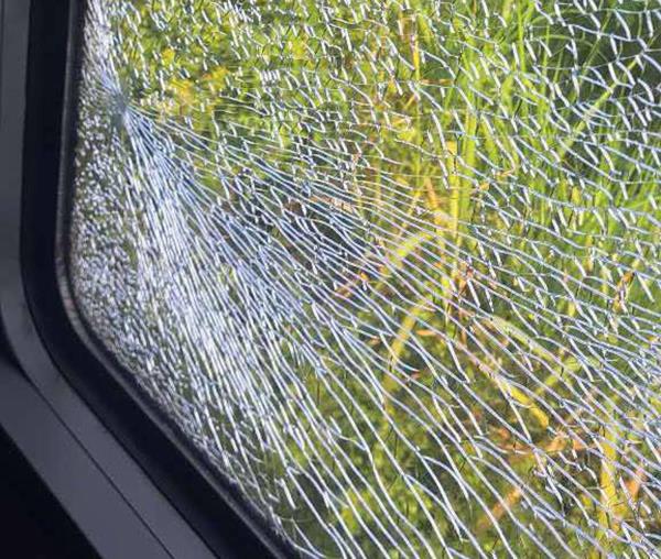 Báo động hành vi ném đá lên tàu hỏa