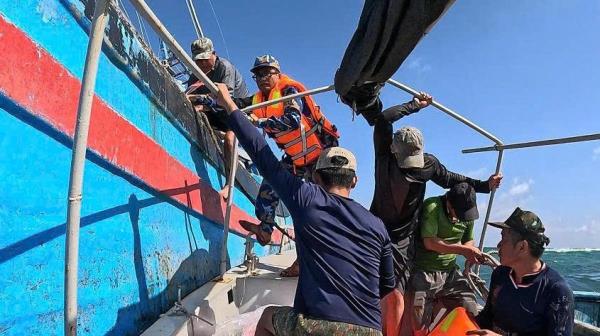 Cán bộ, chiến sĩ đảo Đá Lát kịp thời cứu 5 ngư dân trên tàu cá bị mắc cạn trên biển