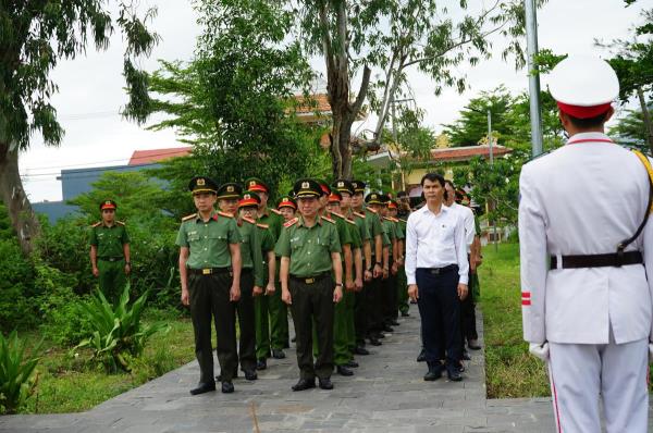 Lãnh đạo Công an thành phố Đà Nẵng, dâng hương tưởng niệm các Anh hùng liệt sĩ tại Di tích Quốc gia Giếng Nhà Nhì