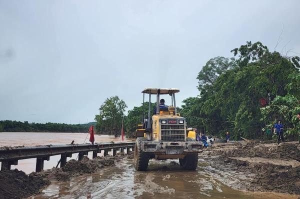 Nghệ An nỗ lực thông tuyến quốc lộ 7  16 lên các vùng tâm lũ