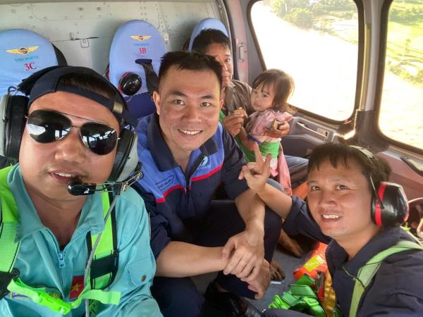 CLIP: Trực thăng Binh đoàn 18 giải cứu 8 người dân mắc kẹt ở Sơn La