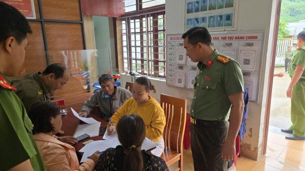 Đại tá Nguyễn Đại Đồng làm việc với xã Sông Vàng