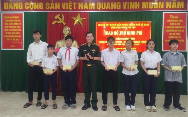 Trao kinh phí chương trình Nâng bước em tới trường- Con nuôi Đồn Biên phòng trước thềm năm học mới