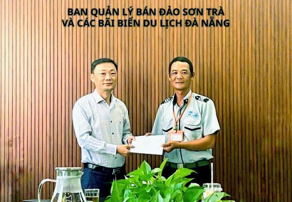 Đà Nẵng, khen thưởng 2 người vác máy dò đi 30km tìm nhẫn kim cương đính hôn cho du khách nước ngoài