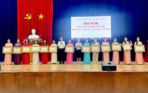 13 cán bộ, giáo viên xã Hòa Vang (TP Đà Nẵng) được nhận Bằng khen của Thủ tướng Chính phủ