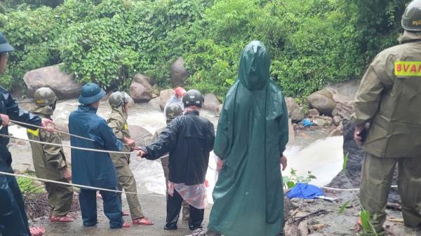 Phát hiện thi thể người đàn ông và xe máy dưới suối ở bán đảo Sơn Trà