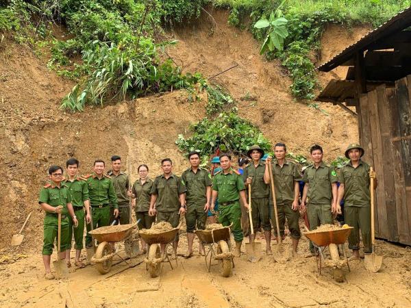 Công an xã Đắc Pring cùng lực lượng chức năng giúp dân khắc phục hậu quả bão số 10