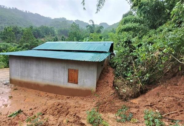 Kịp thời di chuyển 7 hộ dân thôn Arớch, xã Sông Kôn ra khỏi vùng sạt lở