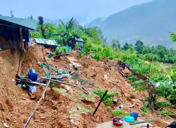 Thôn Ganil, xã Hùng Sơn sạt lở ảnh hưởng nghiêm trọng 3 hộ dân Cơ Tu