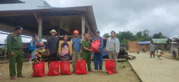 Công an xã Hùng Sơn tham gia di dời 7 ngôi nhà giúp các hộ dân vùng sạt lở do ảnh hưởng bão số 10