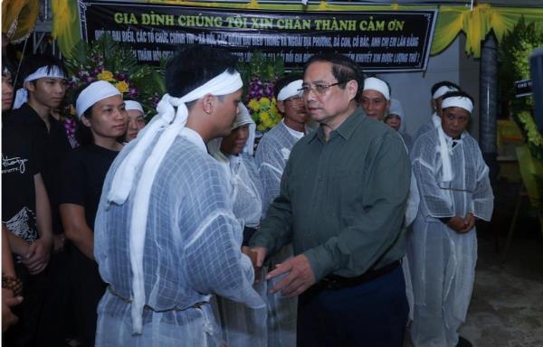 Thủ tướng viếng nạn nhân tử vong trong vụ lốc xoáy kinh hoàng ở Ninh Bình