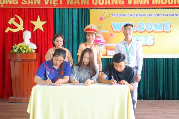 Gần 500 sinh viên ký cam kết tuân thủ Luật Trật tự an toàn giao thông