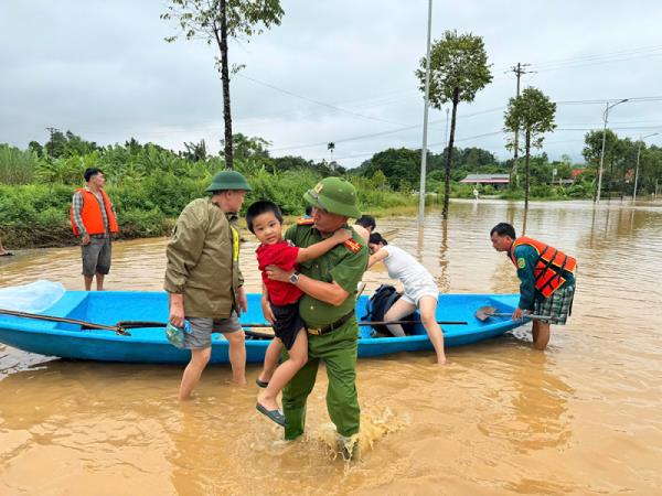 Công an Lào Cai kiên quyết vận động di dời, giúp 452 người dân thoát chết trong gang tấc