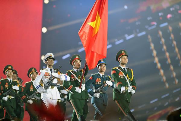 Hơn 50.000 khán giả bùng cháy với Chương trình Tổ quốc trong tim