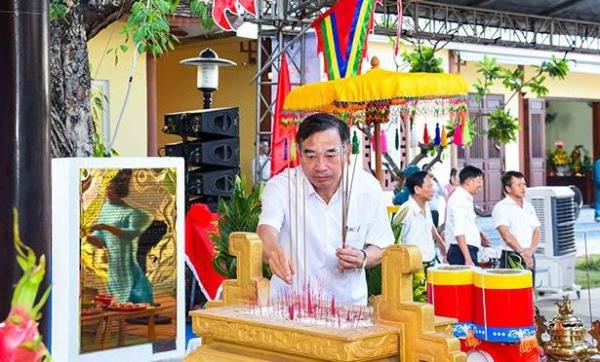 Chủ tịch UBND thành phố Lê Trung Chinh dâng hương tưởng niệm các anh hùng nghĩa sĩ