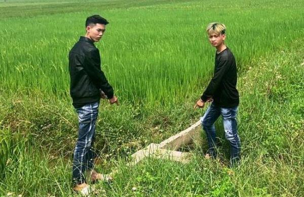 Bộ đôi ăn bay bên sông Thu