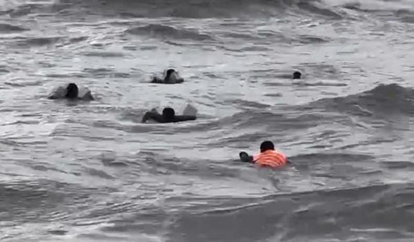 Cứu nạn thành công 8 ngư dân trên tàu cá bị chìm, cháy trên biển