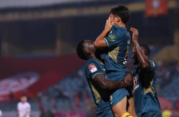 Quốc Việt được thưởng to, HAGL tri ân khán giả