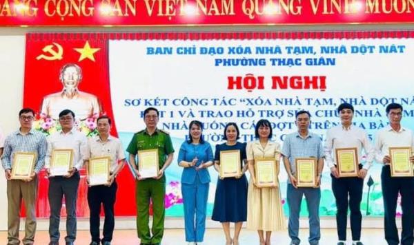 Trao kinh phí hỗ trợ xây mới, sửa chữa nhà dột nát đợt 2