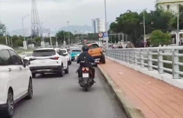 Xử lý tài xế làm  xiếc trên cầu