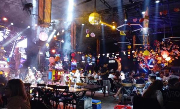 Những tụ điểm ăn chơi hành dân, dẹp được không? (Kỳ 1: Điểm mặt những quán nhậu quẩy banh nóc)