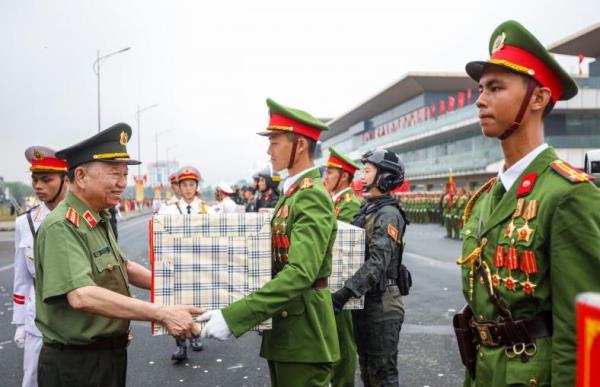 Bộ trưởng Tô Lâm dự tổng duyệt diễu binh lễ kỷ niệm 50 năm Ngày truyền thống lực lượng Cảnh sát cơ động