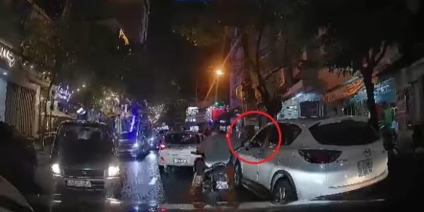 Vung điếu cày đập gương chiếu hậu ô tô vì tắc đường