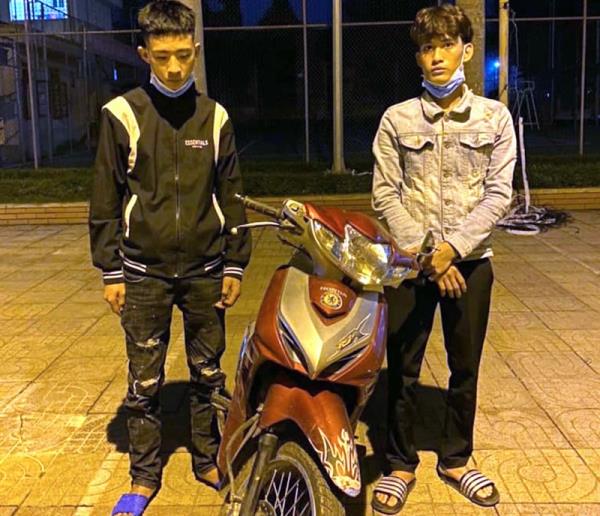 Đôi bạn cùng lùi