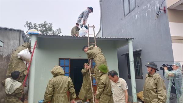 Tuổi trẻ Công an Quảng Nam xung kích ứng phó bão Noru