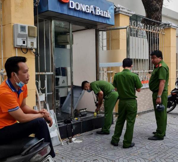 Khẩn trương làm rõ vụ đập trụ ATM trộm tiền giữa trung tâm Đà Nẵng
