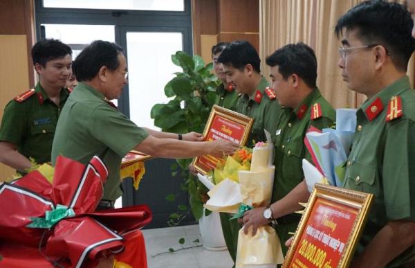 Nhiều đơn vị của Công an được Chủ tịch UBND TP Đà Nẵng khen thưởng