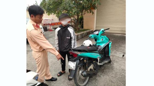 Đeo khẩu trang cho…  xe máy