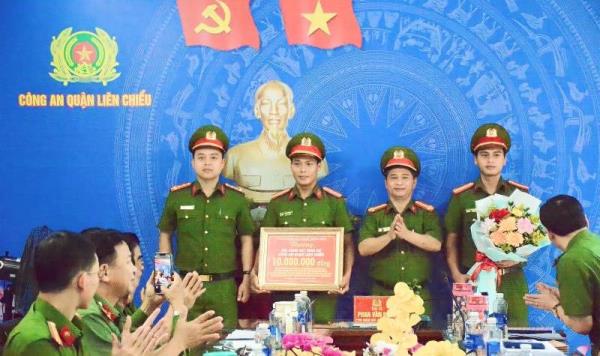 Lập nhiều chiến công, Công an quận Liên Chiểu được Chủ tịch UBND TP Đà Nẵng khen thưởng đột xuất