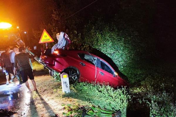Xe mất lái 2 người tử vong