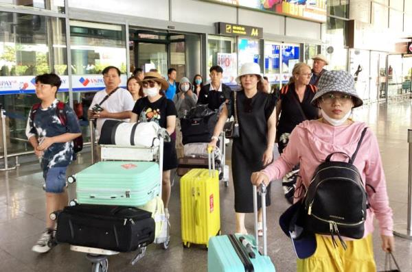 Khách du lịch đổ dồn về Đà Nẵng