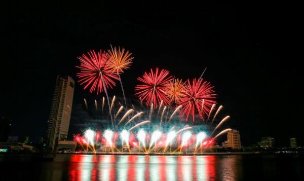 Nín thở xem lại khoảng khắc thắp sáng bầu trời của đội Việt Nam và Phần Lan