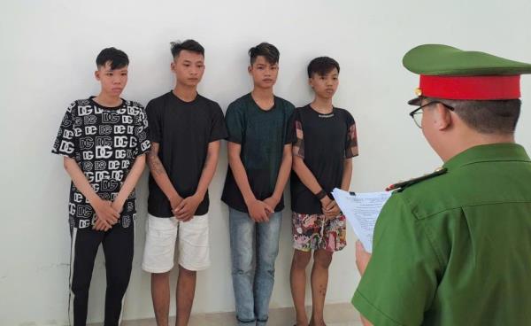 Từ clip trên mạng, truy xét nhóm đối tượng dùng hung khí tấn công người đi đường