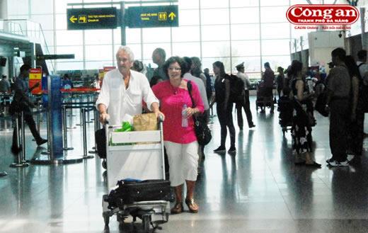 Giám sát chặt khách nhập cảnh đề phòng dịch Ebola