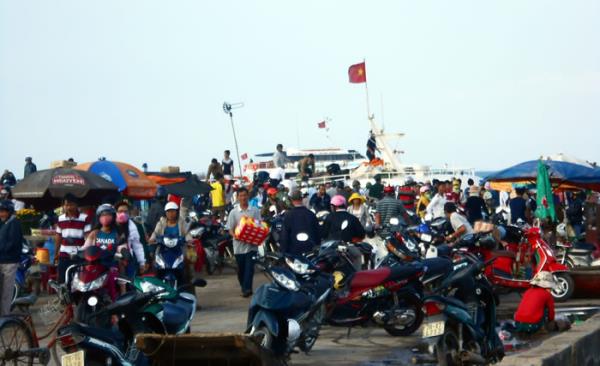 Hơn 5 ngàn du khách ra đảo Lý Sơn trong dịp lễ 30-4 và 1-5