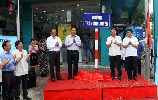 Gắn biển tên đường Nhà báo, liệt sĩ Trần Kim Xuyến