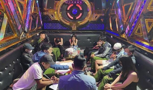 Bắt đầu nậu chuyên cung cấp ma túy cho dân bay trong các quán karaoke