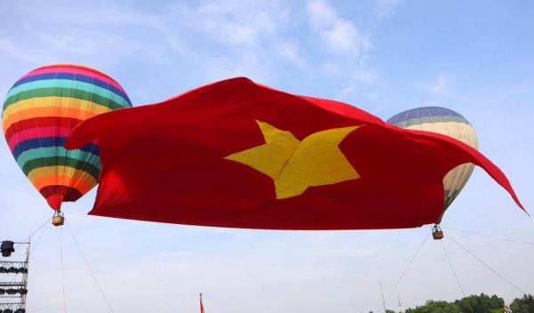 Thiêng liêng Lễ Chào cờ và bay Đại Kỳ Tổ quốc nhân kỷ niệm Ngày sinh nhật Bác