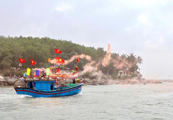 Ngư dân Quảng Ngãi rộn ràng ra quân mở biển đầu Xuân